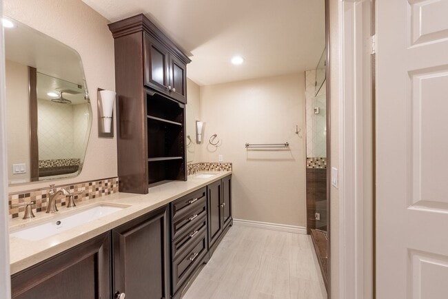 Building Photo - 2 Bedroom & 2 Bathroom