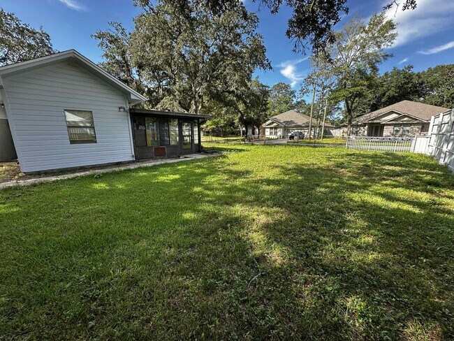 Building Photo - 421 Corvet St