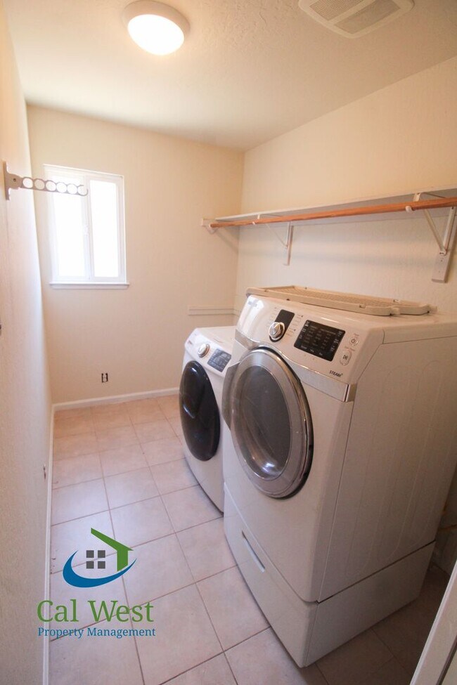 Building Photo - $4895 - Large beautiful 3/2 Home located i...