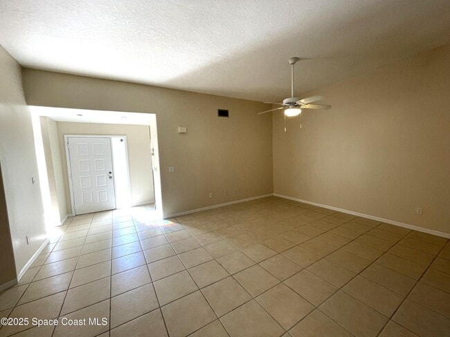 Building Photo - 740 Spring Valley Dr
