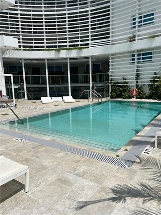 Building Photo - 9821 E Bay Harbor Dr