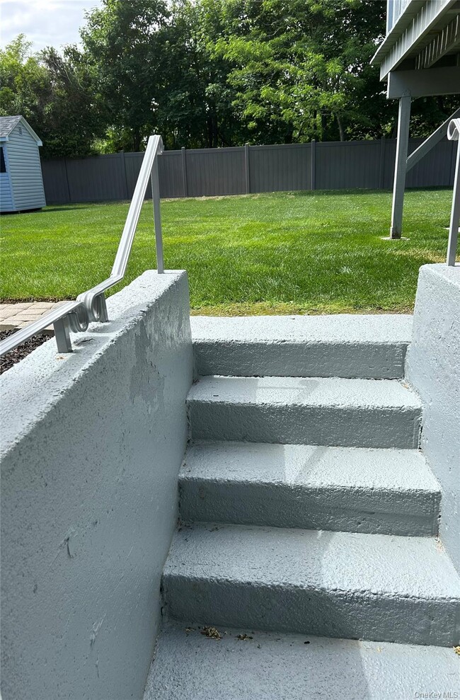 Building Photo - 73 Ellensue Dr