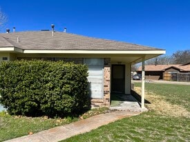 Building Photo - 2315 Vanderbilt Ct