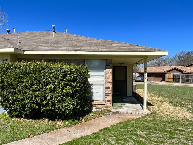 Building Photo - 2315 Vanderbilt Ct