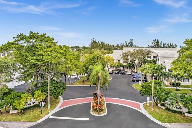 Building Photo - 2820 N Oakland Forest Dr