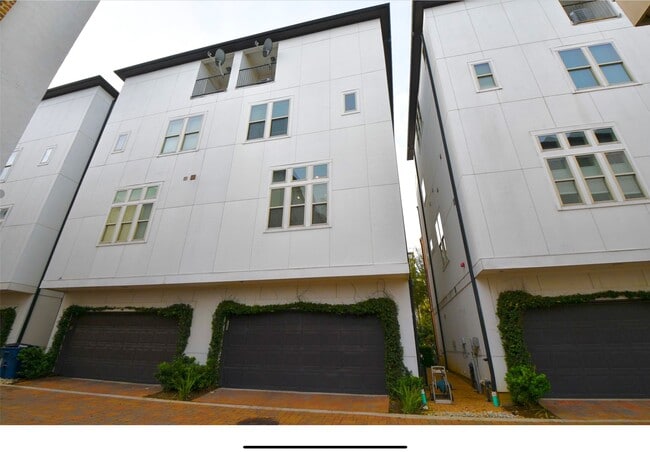 Building Photo - 709 Delano St