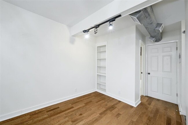 Building Photo - 1510 W 6th St