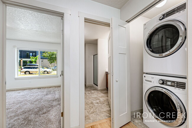 Building Photo - Open Floorplan Townhome with 3 suites