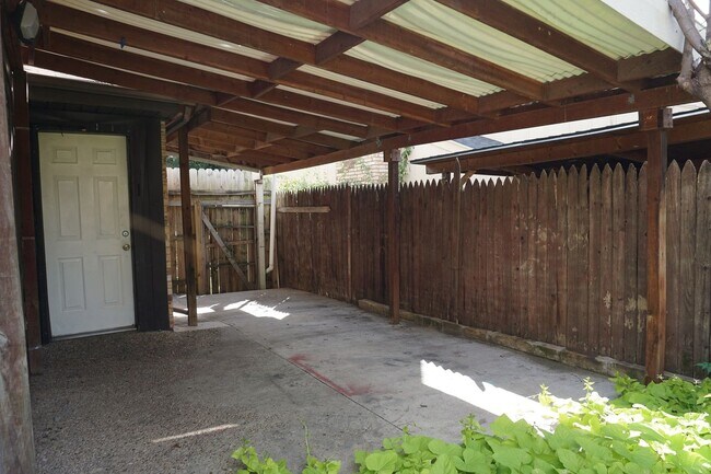 Building Photo - VIEW NOW - COMING SOON - Charming 3-Bedroom Duplex in East Dallas with Garage & Fenced Yard