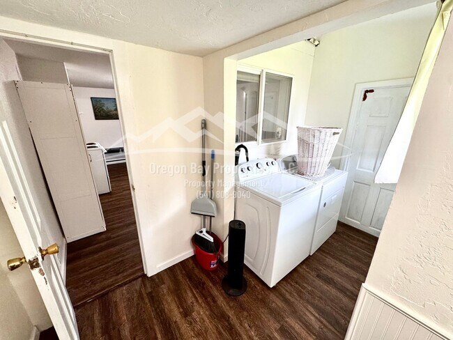 Building Photo - Bay Park Lane Duplex