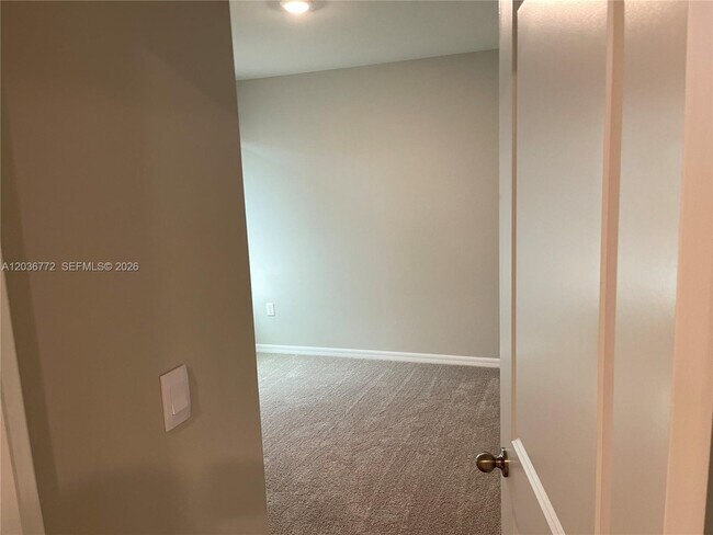 Building Photo - 455 Londrina Dr