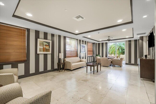 Building Photo - 520 SE 5 Ave