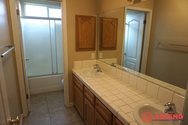 Building Photo - Spacious 4 Bedroom Home with Fenced Backyard & Garage