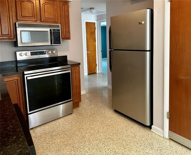 Building Photo - 2054 Broadway Ave