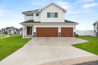 Building Photo - 4 Bed 2.5 Bath Single Family Home
