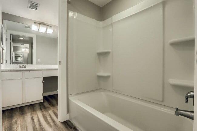 Building Photo - 2 Bedroom condo  with a loft in Littleton