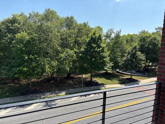 Building Photo - Comfort Meets Convenience – 2-Bedroom Apartment Near the Riverfront