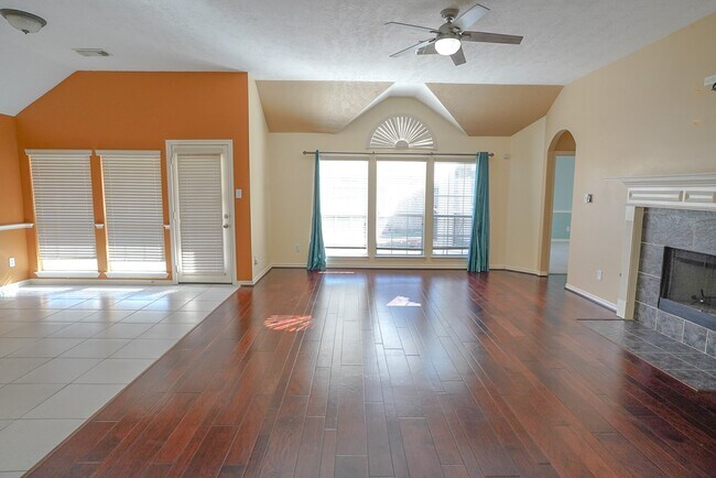 Building Photo - 6006 Country Ridge Dr