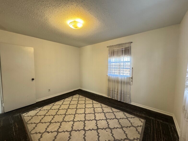 Building Photo - 3340 SW 23rd St