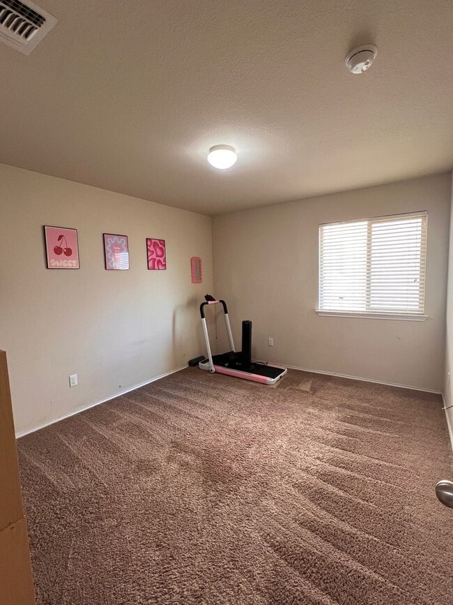 Building Photo - 4 bedroom/2 bath/2 Car Garage - Beautiful ...