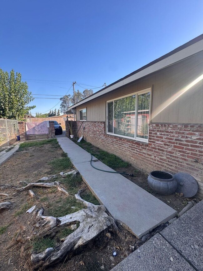 Building Photo - 1020 E Brown Ave