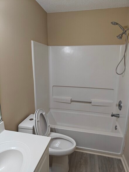 Shared upstairs bathroom - 2401 Elkhorn Ter