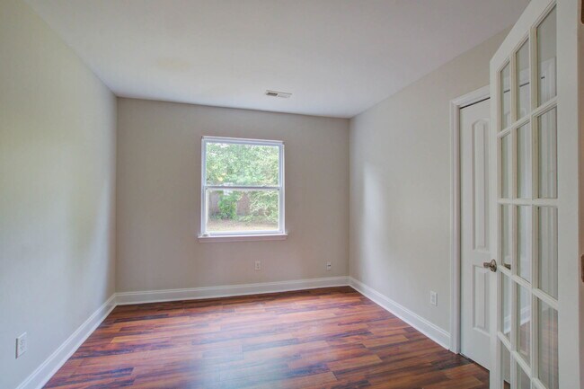 Building Photo - 8115 Pleasant Ridge Dr