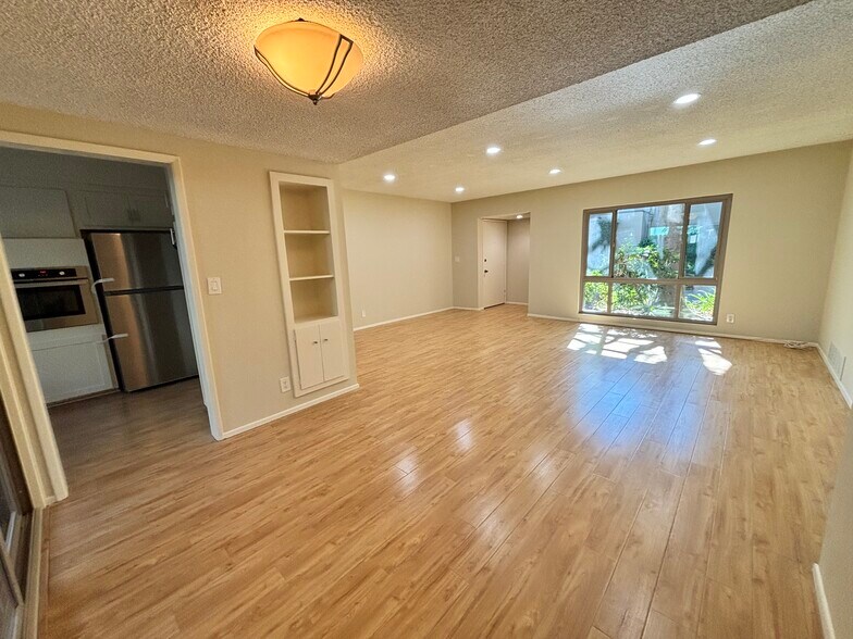 Building Photo - 1740 Huntington Dr