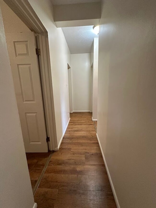 Building Photo - Nuuanu Pali Ground floor duplex 3 bed, 1 b...