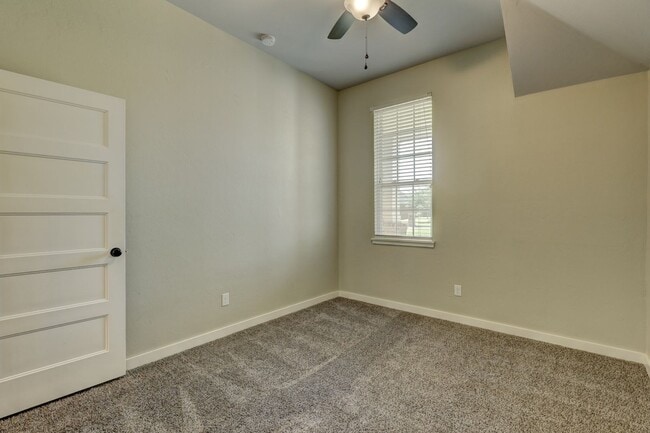 Building Photo - Desirable Home In Valencia Park!