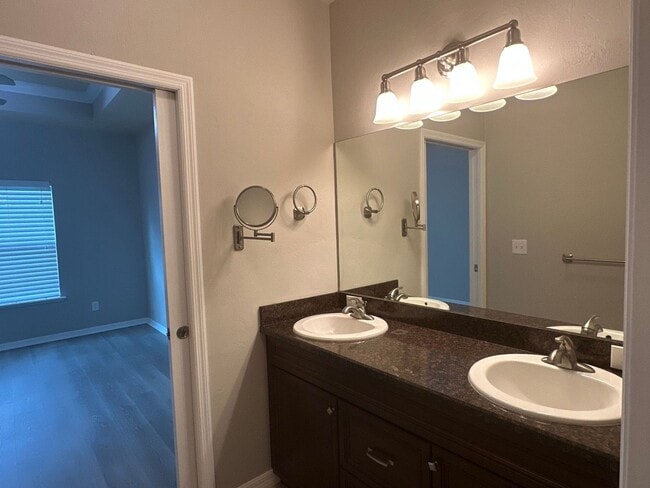 Building Photo - Sublease!   Lovely End Unit in Villas of West End LOOK!