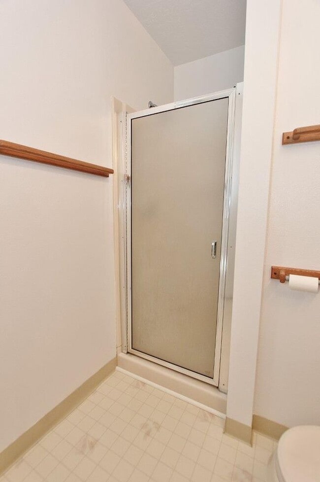 Building Photo - Clean Townhouse Centrally Located on the B...