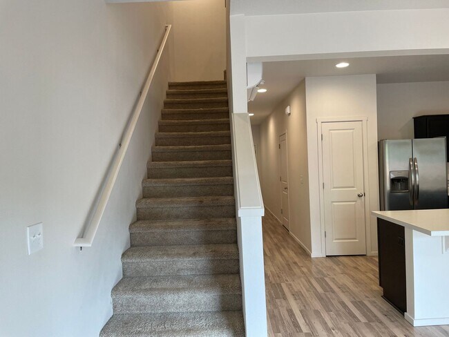 Building Photo - 3 Bedroom Townhome w/FULLY FENCED YARD & G...