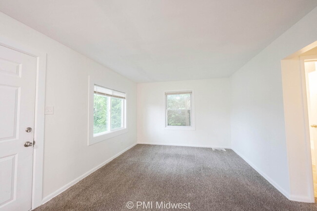 Building Photo - "Cozy 2-Bedroom Gem in Indianapolis – Your...