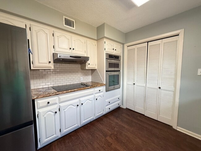 Building Photo - Spacious townhome in a private community