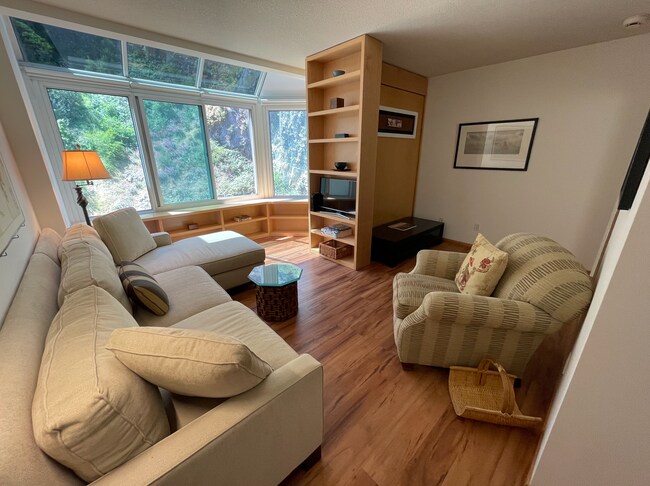 Primary Photo - 240 Lombard St