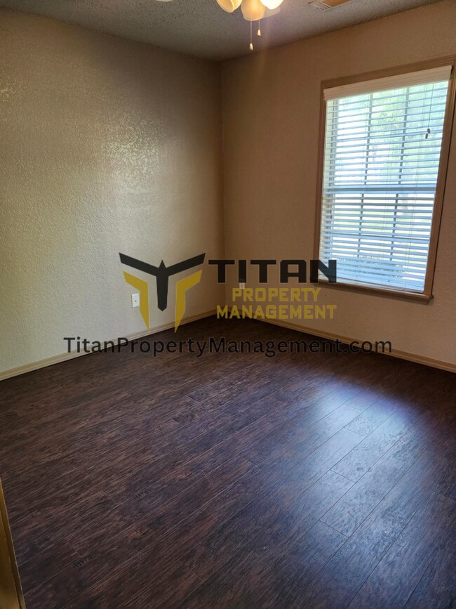 Building Photo - 3b/2b House