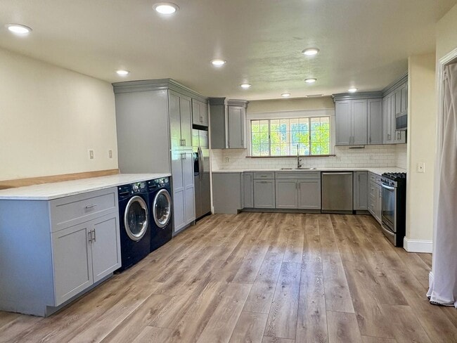 Building Photo - Single Family Home in Oak View!