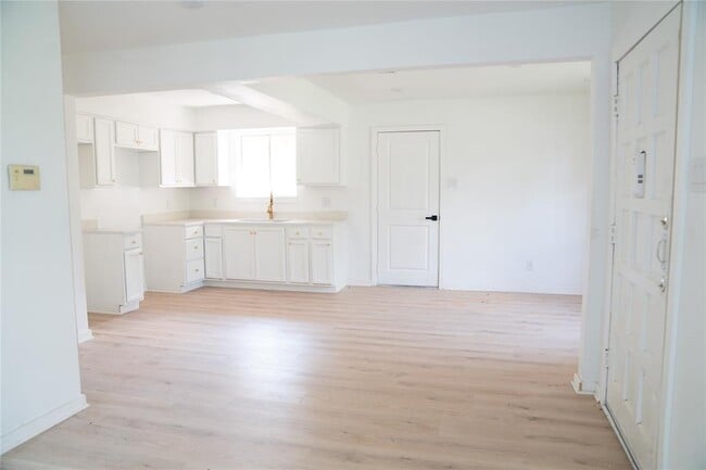 Building Photo - 4451 Oak Shadows Dr