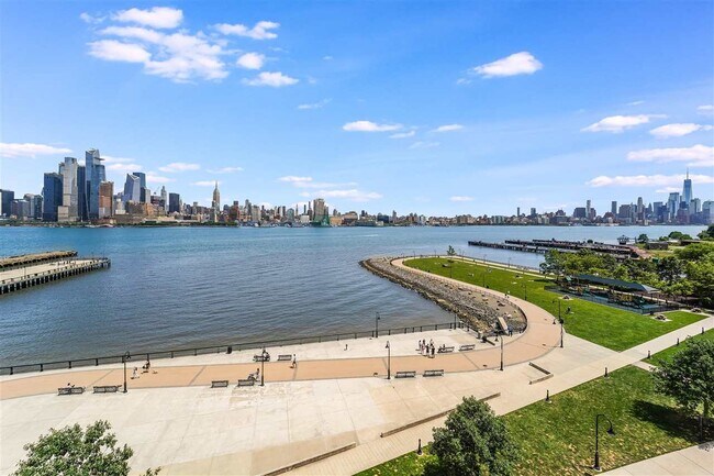 Building Photo - 1125 Maxwell Ln