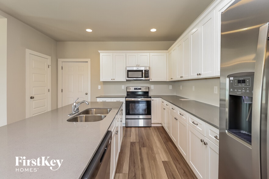 Building Photo - 320 Ridgeview Cir