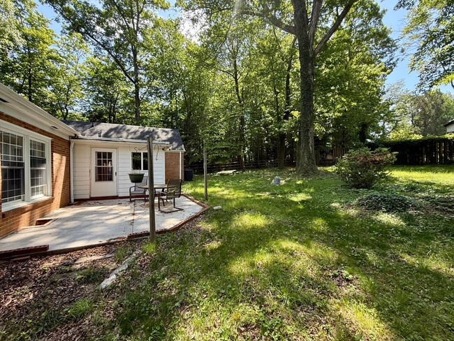 Building Photo - Beautiful 3 Bed 2 Bath Home Located Right ...