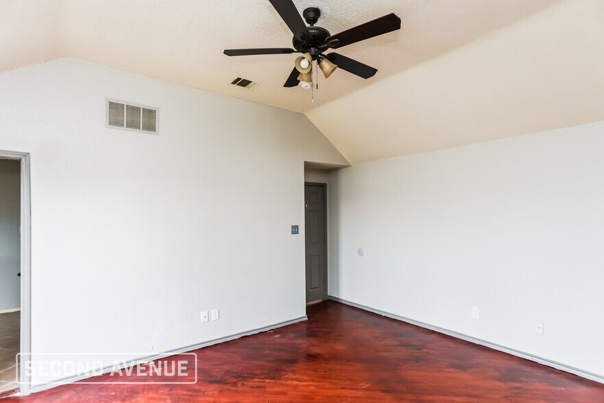 Building Photo - 1301 Clear Creek Dr