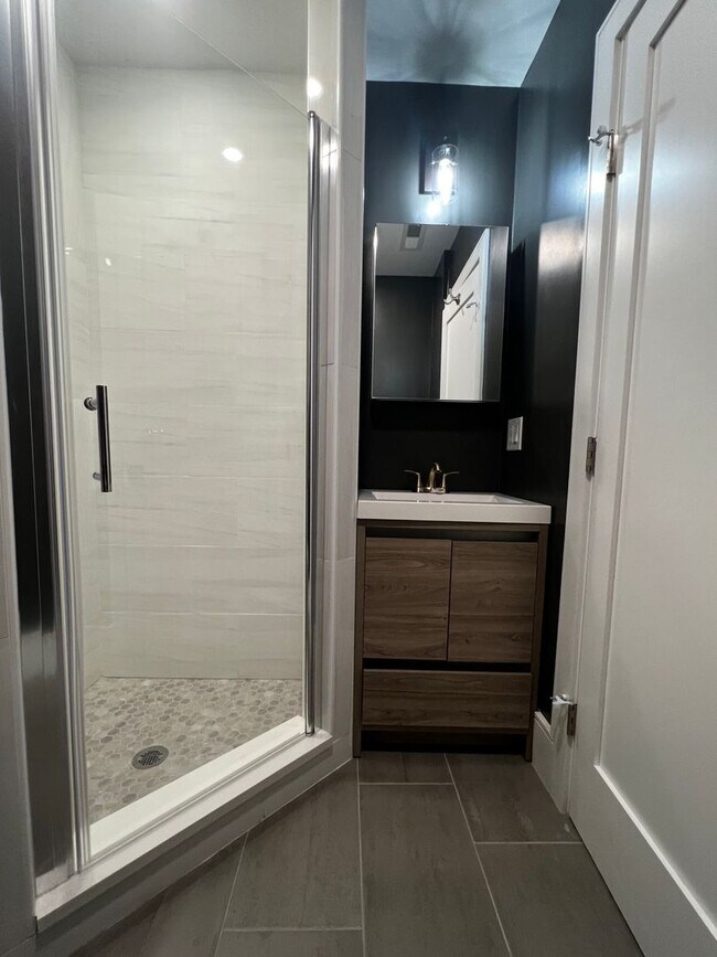 Building Photo - Luxury 4 Bed/2 Bath, LAUNDRY IN-UNIT, Newly Renovated, Private Porch, Washington Square