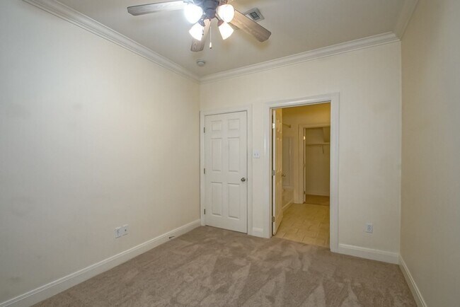 Building Photo - 10600 Lakes Blvd
