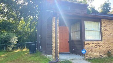 Building Photo - COZY 1/1 w/ Open Floor Plan, Vaulted Ceilings, Fenced in Yard, Solid Floors, Patio, & Washer/Drye...