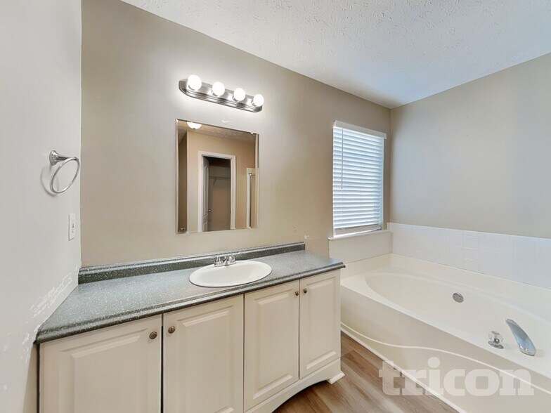 Building Photo - 266 Summer Hill Cir