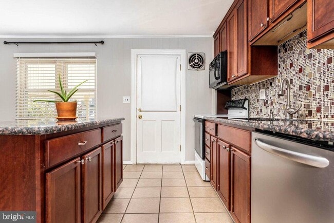 Building Photo - 355 W 12th Ave