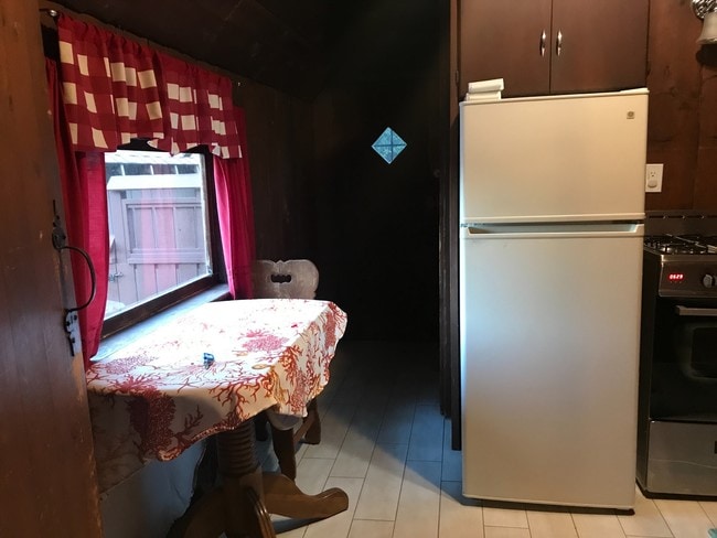 Building Photo - Adorable storybook studio cottage