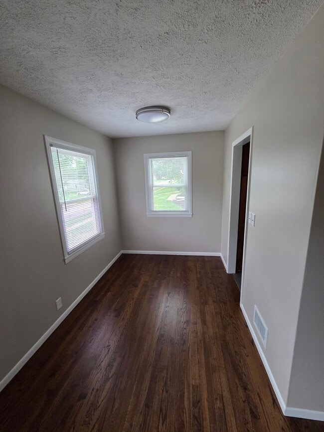 Building Photo - Newly remodeled 3/1/1 with fenced in backyard!